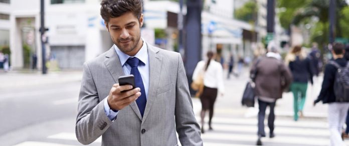 gty_man_texting_crossing_street_jt_150810_12x5_1600